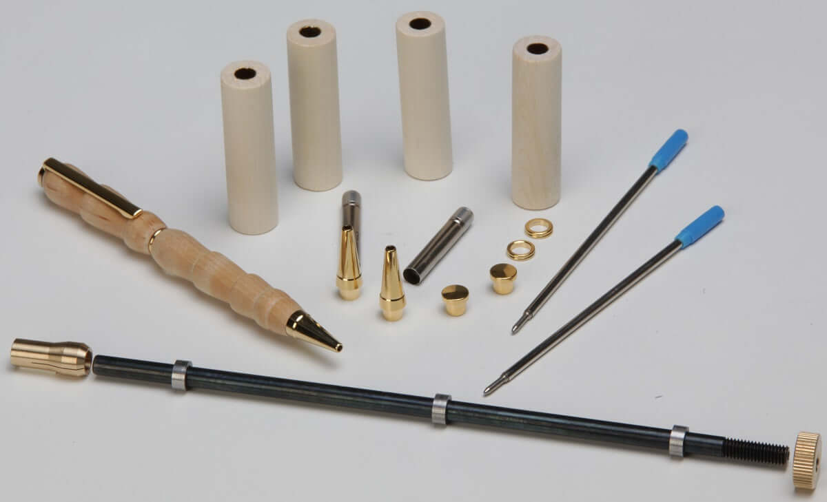 UNIMAT-Penmaker-Aufnahmedorn mit Holzrohlingen, Kugelschreiberteilen und einem fertigen Beispielstift.